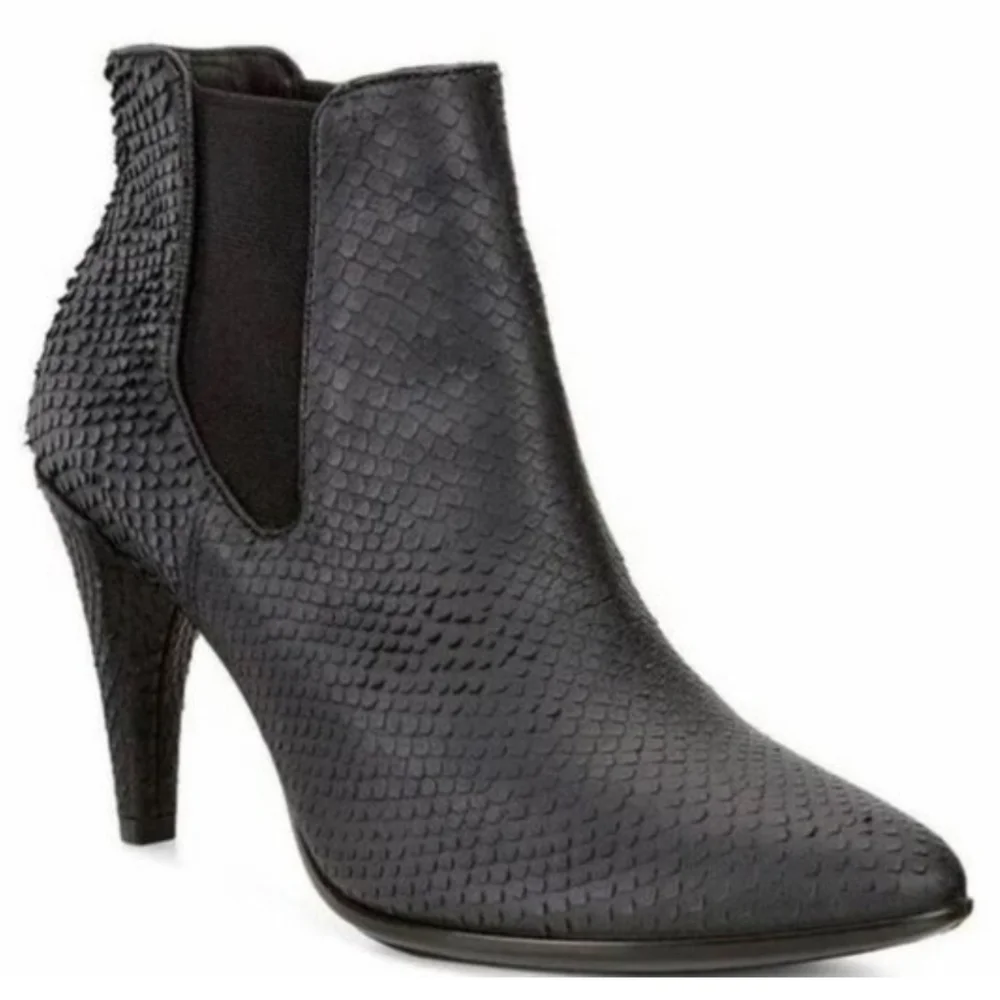 [Like New] ECCO Black Leather Snakeskin Textured Ankle Booties Sz 36